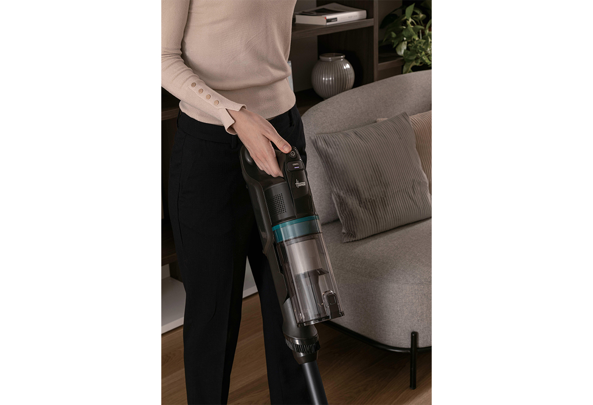 Μια γυναίκα πατά το κουμπί Turbo ενώ καθαρίζει.